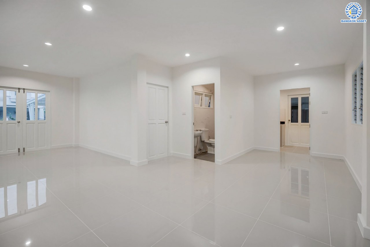 บ้านมือสองตกแต่งใหม่ โครงการ ราชพฤกษ์ บางบอน4 ตกแต่งหรูหรา เนื้อที่ 100.5 ตร.ว. ฟังก์ชัน 3 ห้องนอน 3 ห้องน้ำ จอดรถได้ 2 คัน พื้นที่ใช้สอย 343.94 ตร.ม. บนทำเลศักยภาพ เชื่อมต่อหลายเส้นทาง ใกล้เดอะมอลล์บางแค จุดขึ้นทางด่วน "พระราม2" และรถไฟฟ้าสายสีน้ำเงิน "สถานีหลักสอง"